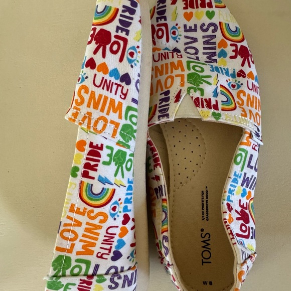 Toms size women’s 8. Pride series casual sneaker/shoe - Picture 2 of 6